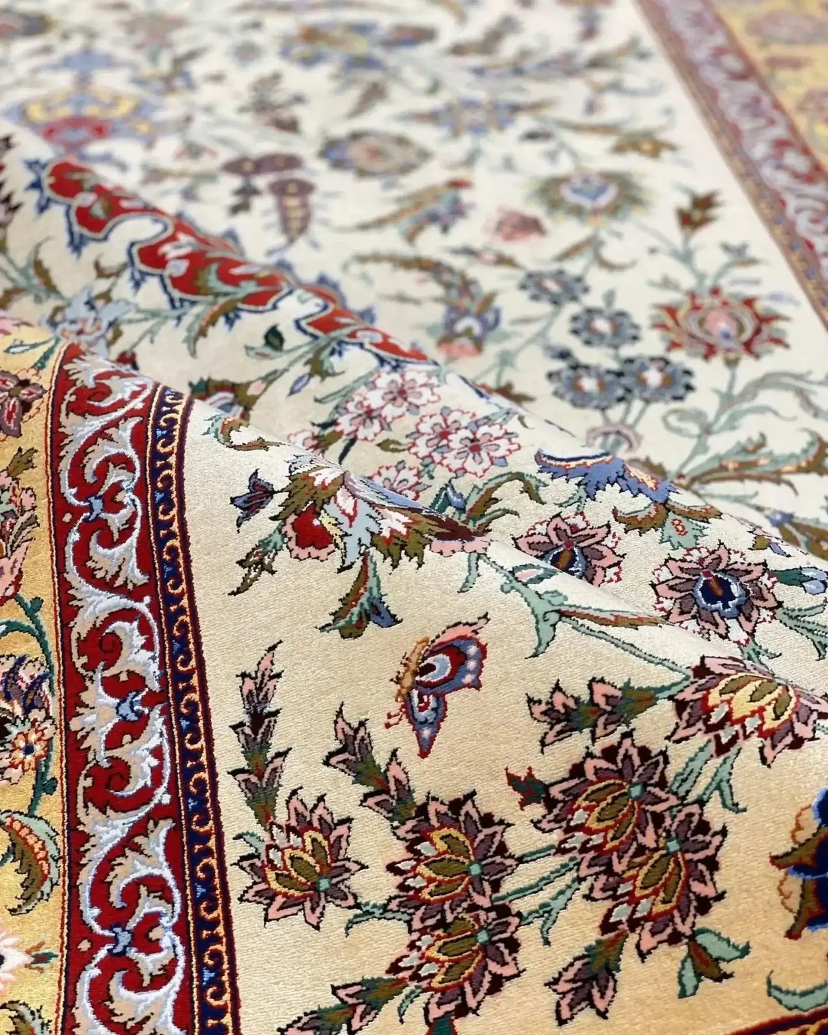 "Hand-Knotted Persian Alvandie Rug - Isfahan, 80% Silk and 20% Wool Blend, New"